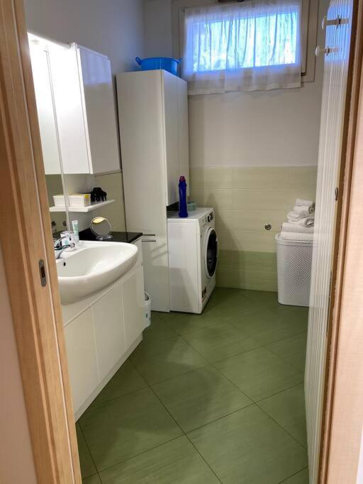 Casa Vacanza Veronica Con Giardino แวร์บาเนีย ภายนอก รูปภาพ