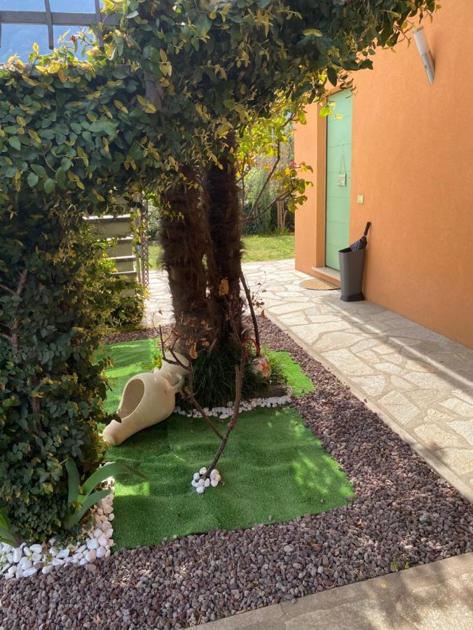 Casa Vacanza Veronica Con Giardino แวร์บาเนีย ภายนอก รูปภาพ